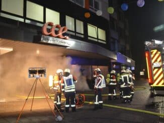 FW-PI: Elmshorn: Ausgedehnter Kellerbrand in Wohn- und Geschäftshaus in der Innenstadt