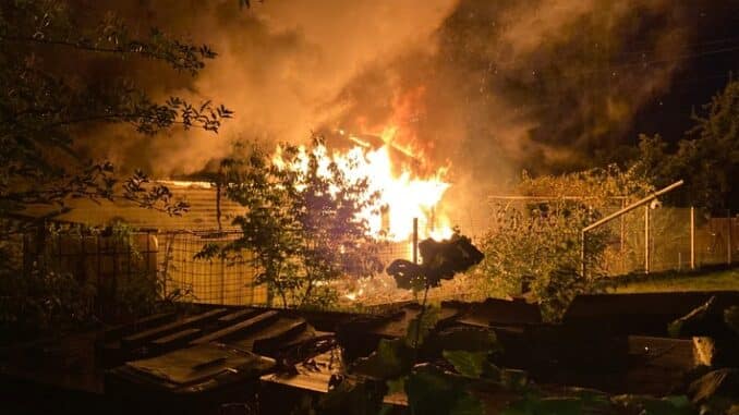 FW-PI: Elmshorn: Brand zweier Gartenlauben führt zu Großeinsatz der Feuerwehr