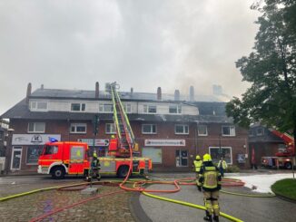 FW-PI: FW-PI: Pinneberg: Großfeuer in einem Wohn- und Geschäftshaus - Erste Folgemeldung - Feuerwehr weiterhin vor Ort