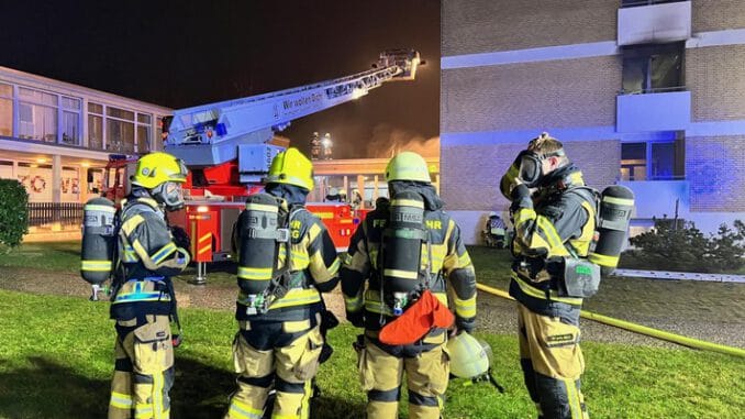 FW-PI: Freiwillige Feuerwehr rettet 13 Personen aus Hochhaus