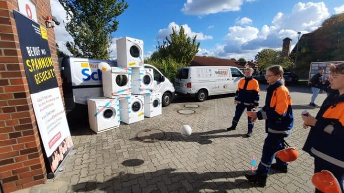 FW-PI: &quot;Jugendfeuerwehr meets Handwerk, so hieß die Veranstaltung, die am Sonnabend(08.10.22) auf dem Gelände der Feuerwehr-Technischen-Zentrale in Tornesch durchgeführt wurde.