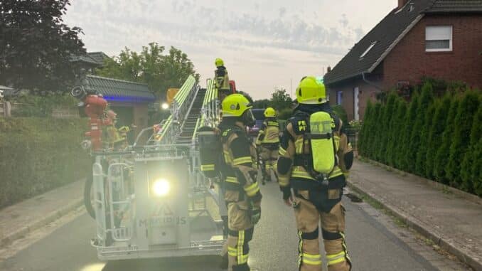 FW-PI: Pinneberg: Feuer am Gebäude breitet sich auf Dach aus. Feuerwehr kann Dachstuhlbrand verhindern