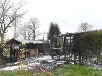 FW-PI: Pinneberg: Gartenlaube abgebrannt - Feuerwehr verhindert Übergreifen auf weitere Häuschen