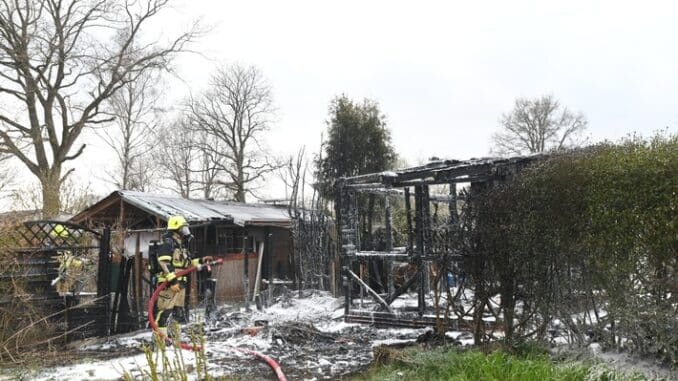 FW-PI: Pinneberg: Gartenlaube abgebrannt - Feuerwehr verhindert Übergreifen auf weitere Häuschen