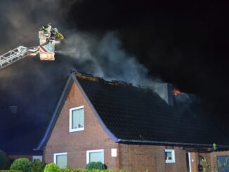 FW-PI: Quickborn: Feuerwehren bekämpfen mehrere Stunden einen Dachstuhlbrand in einem Einfamilienhaus