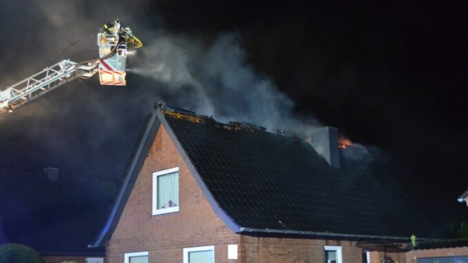 FW-PI: Quickborn: Feuerwehren bekämpfen mehrere Stunden einen Dachstuhlbrand in einem Einfamilienhaus