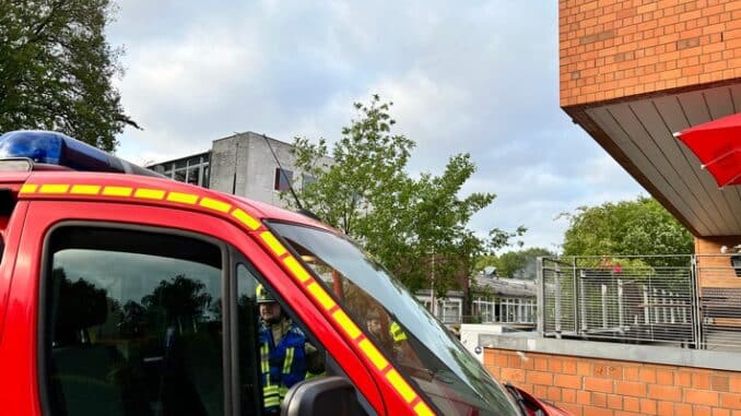 FW-PI: Schenefeld: Brand in leerstehender Gewerbehalle führt zu Großeinsatz für die Feuerwehr