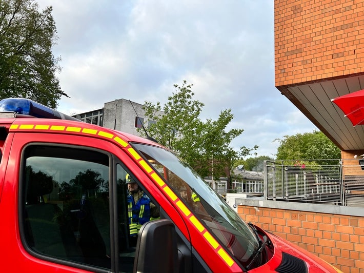 FW-PI: Schenefeld: Brand in leerstehender Gewerbehalle führt zu Großeinsatz für die Feuerwehr