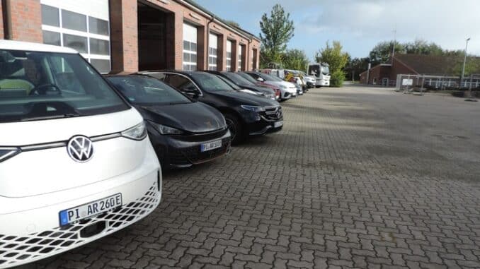 FW-PI: Weiterbildung für Einsätze mit Elektrofahrzeugen. Über 70 Einsatzkräfte erfolgreich geschult.