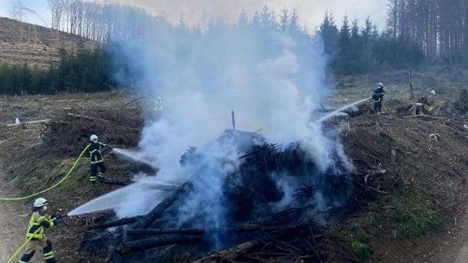 FW-PL: Brennender Schlagabraum nach erfolgreicher Suche gelöscht