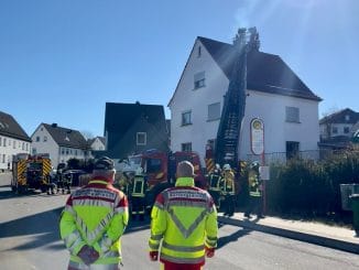 FW-PL: Drehleiter der Vier-Täler-Stadt unterstützt bei Brandeinsatz die Feuerwehr der Ebbegemeinde