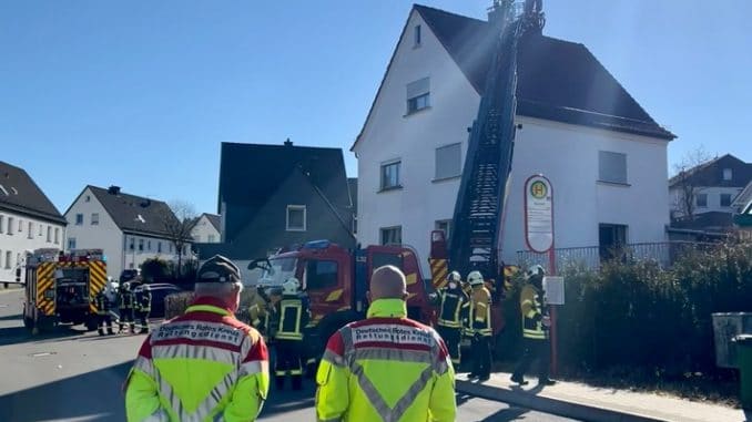 FW-PL: Drehleiter der Vier-Täler-Stadt unterstützt bei Brandeinsatz die Feuerwehr der Ebbegemeinde