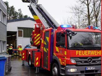 FW-PL: Feuerwehr rettet abgestürzten Gabelstaplerfahrer