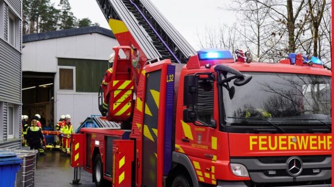 FW-PL: Feuerwehr rettet abgestürzten Gabelstaplerfahrer