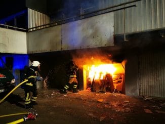 FW-PL: Garagenbrand unter Mehrfamilienhaus.