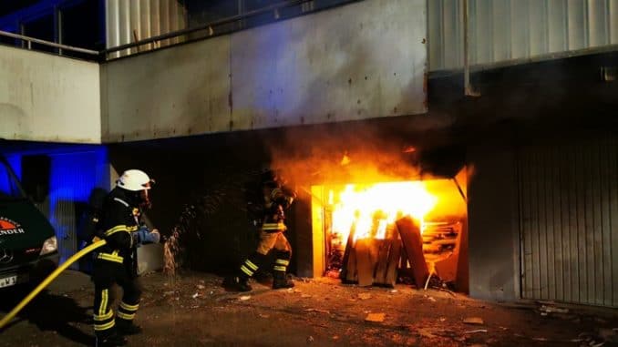 FW-PL: Garagenbrand unter Mehrfamilienhaus.