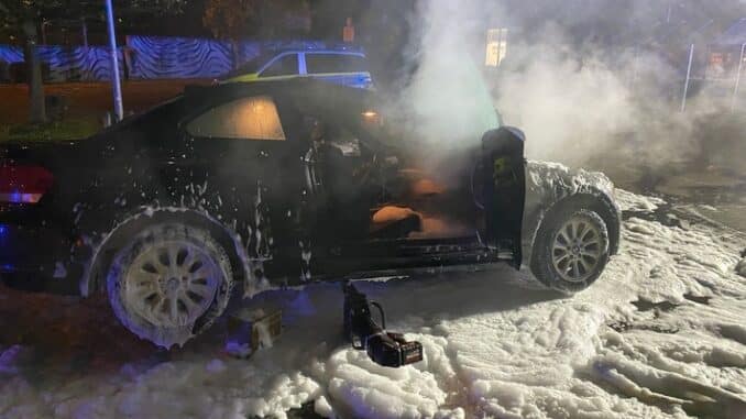 FW-PL: Nächtlicher Fahrzeugbrand. Technisches Gerät im Einsatz.