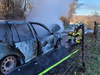 FW-PL: Ortsteil Kückelheim - Gemeldeter Flächenbrand stellt sich als brennender PKW heraus