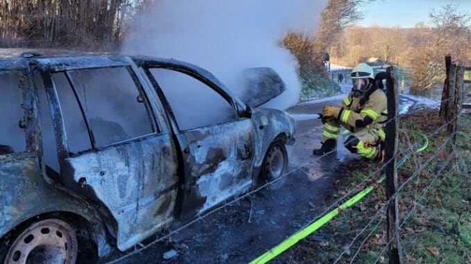 FW-PL: Ortsteil Kückelheim - Gemeldeter Flächenbrand stellt sich als brennender PKW heraus