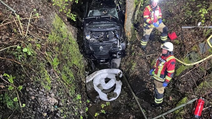 FW-PL: Schwer Verletzte nach Alleinunfall. Bergungsunternehmen im Einsatz