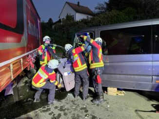 FW-PL: Schwerer Verkehrsunfall mit einer eingeklemmten Person