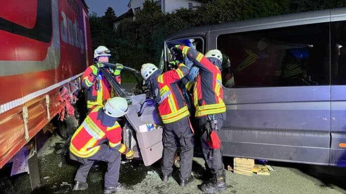 FW-PL: Schwerer Verkehrsunfall mit einer eingeklemmten Person