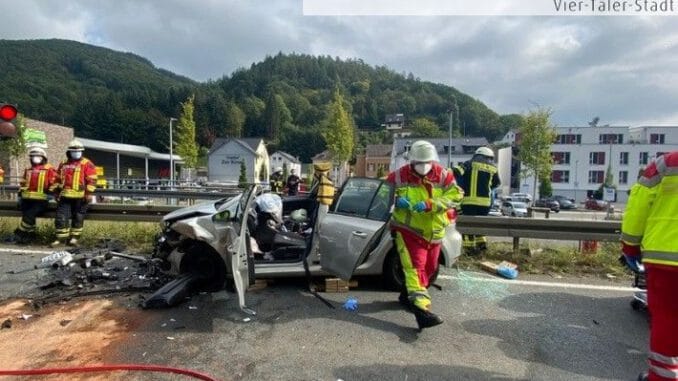FW-PL: Schwerer Verkehrsunfall vor Hestenbergtunnel - Vier Verletzte bei Kollision