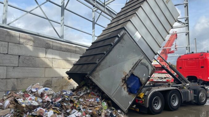FW Pforzheim: Containerbrand in Pforzheimer Einkaufszentrum erfordert Feuerwehreinsatz