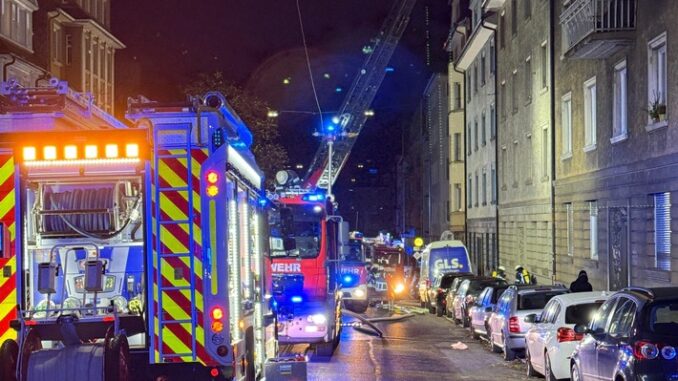 FW Pforzheim: Drei Verletzte bei Wohnungsbrand in Pforzheim