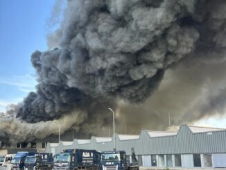 FW Pforzheim: Erneuter Brand einer Lagerhalle eines Entsorgungsbetriebes