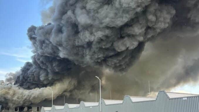 FW Pforzheim: Erneuter Brand einer Lagerhalle eines Entsorgungsbetriebes