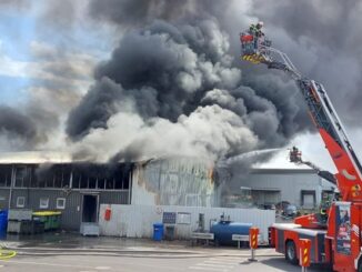 FW Pforzheim: Großbrand im Brötzinger Tal - Lagerhalle abgebrannt - Nachbarhalle gerettet - Abschlussmeldung