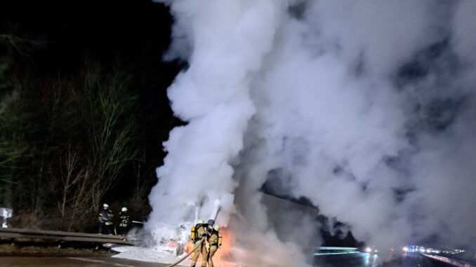FW Pforzheim: LKW-Brand auf der BAB 8