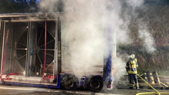 FW Pforzheim: Sattelauflieger geht auf A8 in Flammen auf