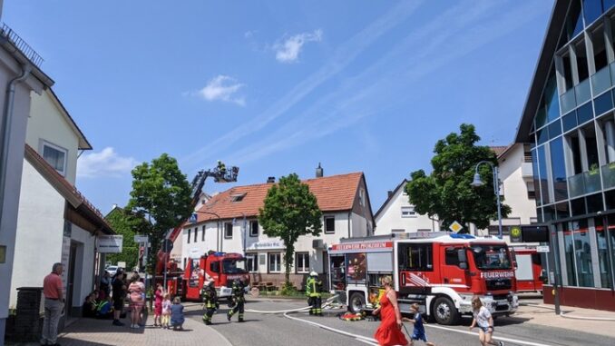 FW Pforzheim: Wohnungsbrand in Huchenfeld