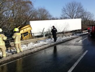 FW Pulheim: B59 - LKW-Unfall endet im Pulheimer Bach