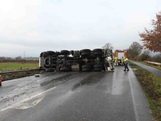 FW Pulheim: Betonmischer umgekippt