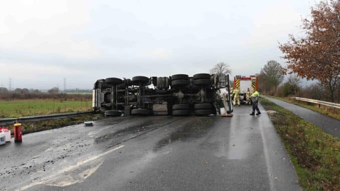 FW Pulheim: Betonmischer umgekippt