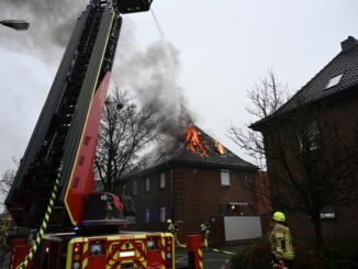 FW Pulheim: Dachstuhl am ersten Weihnachtsfeiertag niedergebrannt