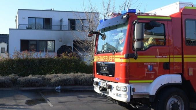 FW Pulheim: Feuer auf Terrasse entfachte Wohnungsbrand