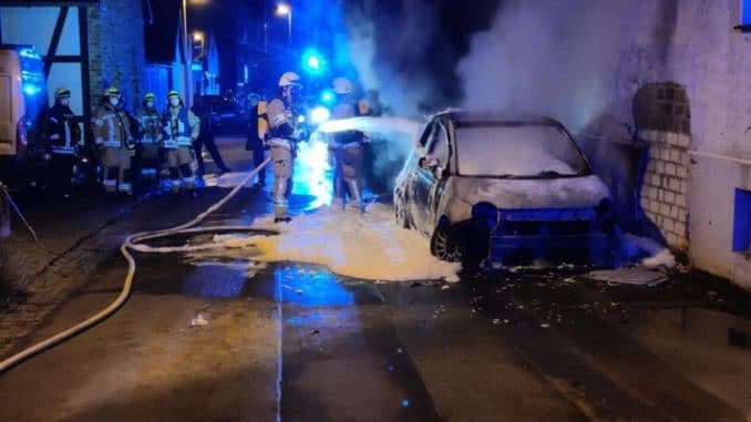 FW Pulheim: Feuer zerstörte PKW und Hausfassade