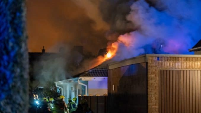 FW Pulheim: Feuerwehr rettet Bewohner aus brennendem Haus