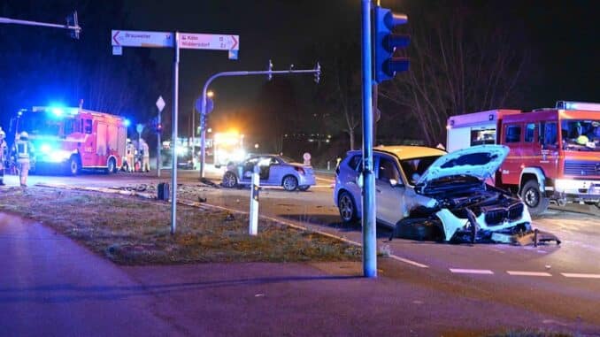 FW Pulheim: Frontalzusammenstoß auf Kreuzung