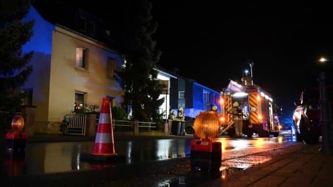 FW Pulheim: Gartenlaube brannte in der Nacht