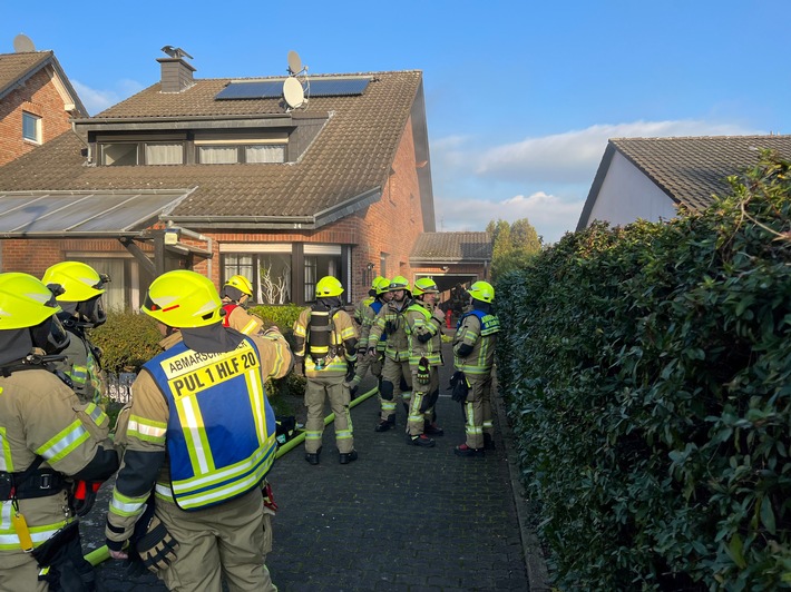 FW Pulheim: Gasaustritt in Pulheim-Geyen - Kellerbrand in Pulheim-Stommeln