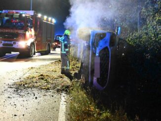 FW Pulheim: PKW im Graben - Fahrer verletzt