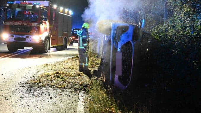 FW Pulheim: PKW im Graben - Fahrer verletzt