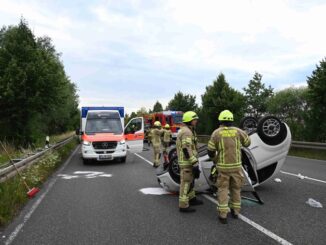 FW Pulheim: PKW überschlug sich auf Bundesstraße