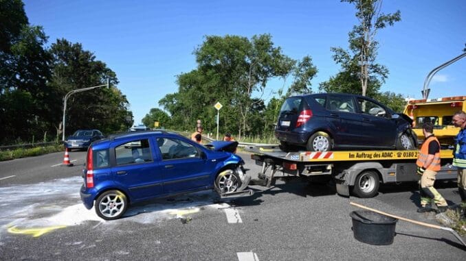 FW Pulheim: Schwerer Verkehrsunfall mit drei Verletzten