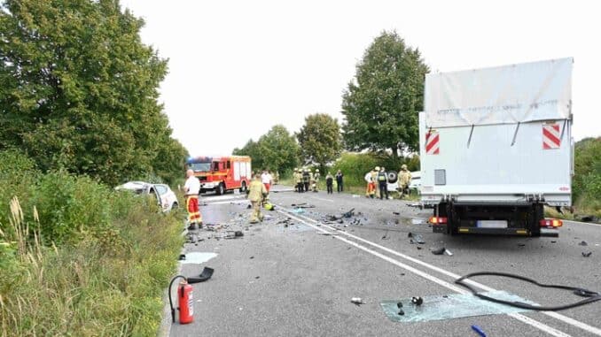 FW Pulheim: Tödlicher Unfall zwischen Pulheim und Stommeln - Rettungshubschrauber im Einsatz